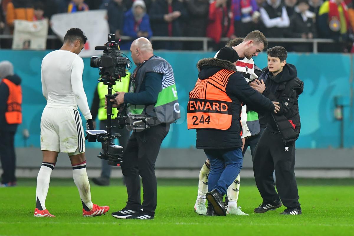 I-au lăsat în ofsaid pe organizatori! A venit nota de plată după ce suporterii au invadat terenul la FCSB - Manchester United