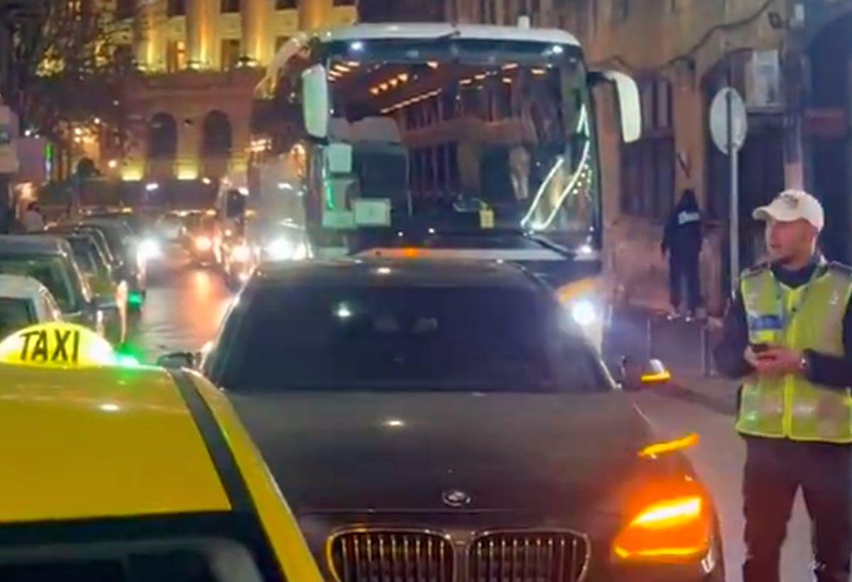Un BMW lăsat pe avarii a ținut în loc autocarul lui Manchester United