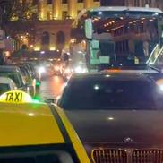 Un BMW pe avarii a blocat autocarul lui Manchester United în Capitală / Sursă foto: Twitter