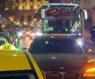 Un BMW pe avarii a blocat autocarul lui Manchester United în Capitală / Sursă foto: Twitter