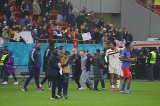 I-au lăsat în ofsaid pe organizatori! A venit nota de plată după ce suporterii au invadat terenul la FCSB - Manchester United