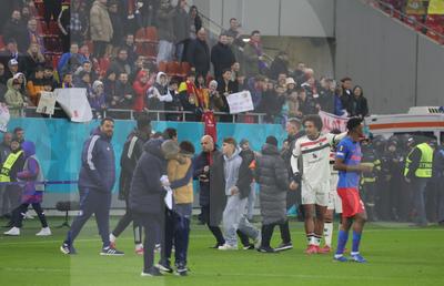 I-au lăsat în ofsaid pe organizatori! A venit nota de plată după ce suporterii au invadat terenul la FCSB - Manchester United