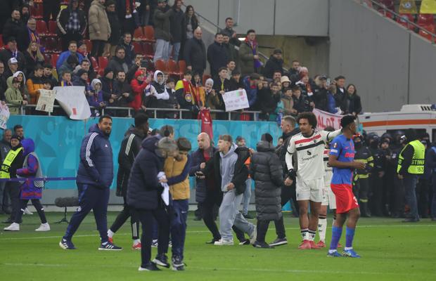 I-au lăsat în ofsaid pe organizatori! A venit nota de plată după ce suporterii au invadat terenul la FCSB - Manchester United
