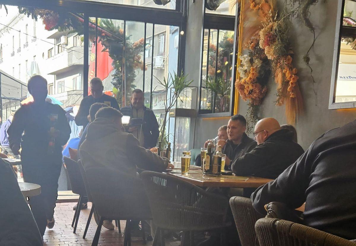 Away days » Suporterii lui Manchester United fac spectacol în Centrul Vechi din București în dulcele stil clasic