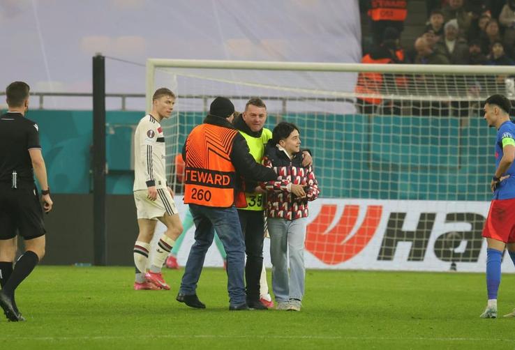 Un invadator a întrerupt meciul FCSB - Manchester United / FOTO: Ionuț Iordache (Gazeta Sporturilor)