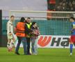 Un invadator a întrerupt meciul FCSB - Manchester United / FOTO: Ionuț Iordache (Gazeta Sporturilor)