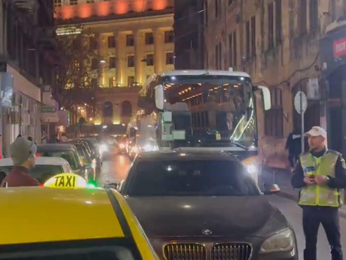 Un BMW lăsat pe avarii a ținut în loc autocarul lui Manchester United