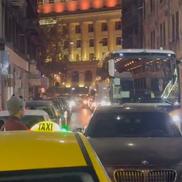Un BMW pe avarii a blocat autocarul lui Manchester United în Capitală / Sursă foto: Twitter