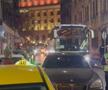 Un BMW pe avarii a blocat autocarul lui Manchester United în Capitală / Sursă foto: Twitter