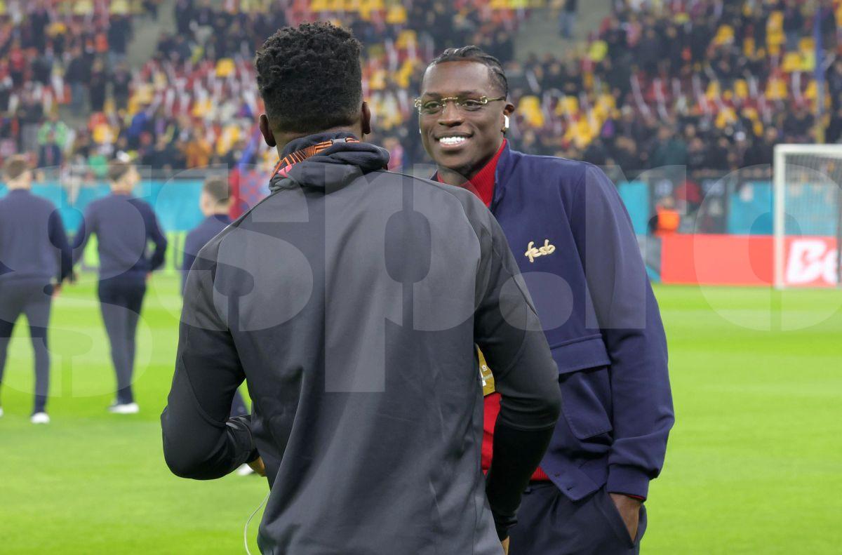 „Leii” între ei »  Joyskim Dawa l-a luat în primire pe starul lui Manchester United: imaginile surprinse pe Arena Națională