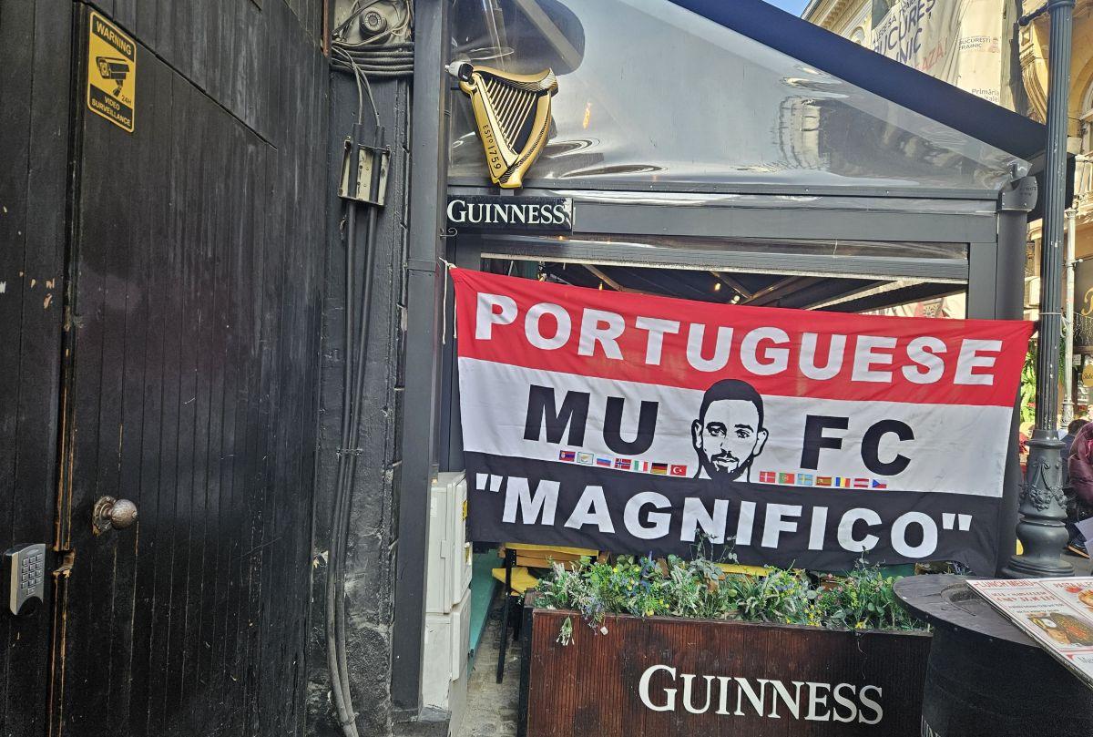 Away days » Suporterii lui Manchester United fac spectacol în Centrul Vechi din București în dulcele stil clasic