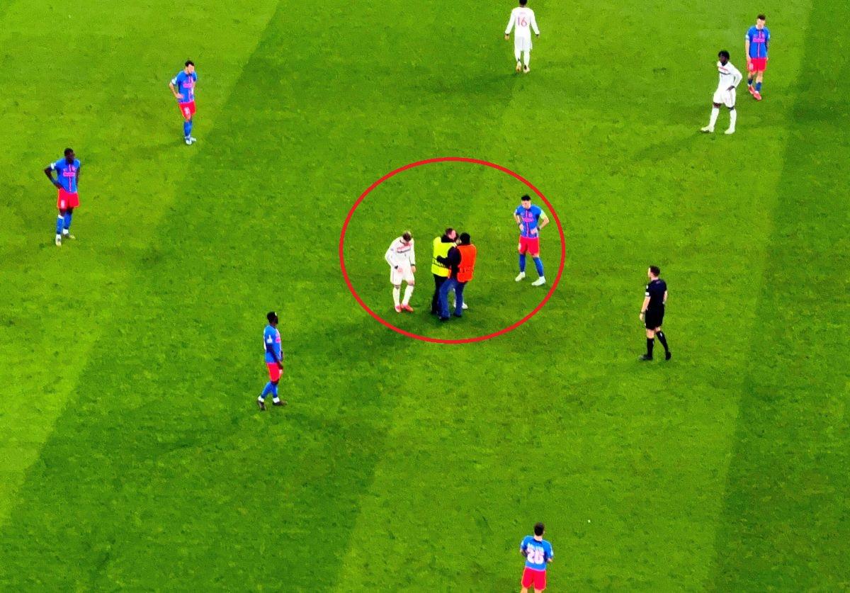 Invadatorul care a întrerupt FCSB - Manchester United: a intrat pe gazon și s-a dus glonț la Garnacho