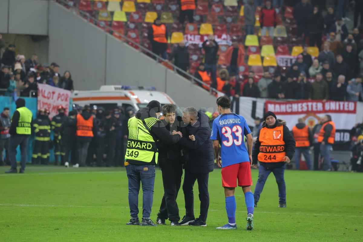 Suporteri pe teren la FCSB - United