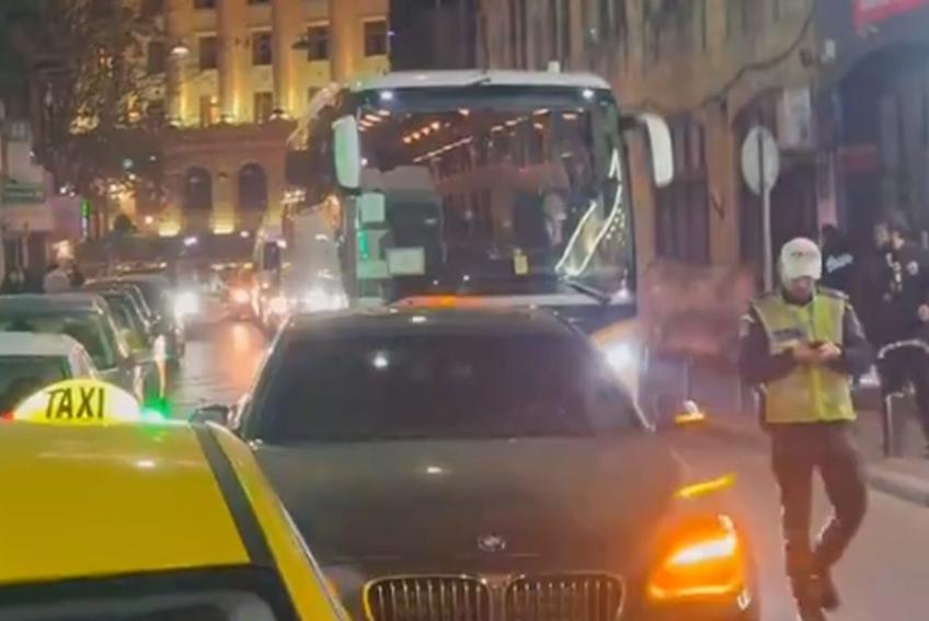 Un BMW pe avarii a blocat autocarul lui Manchester United în Capitală / Sursă foto: Twitter