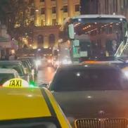 Un BMW pe avarii a blocat autocarul lui Manchester United în Capitală / Sursă foto: Twitter