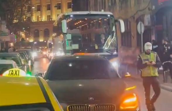 Un BMW pe avarii a blocat autocarul lui Manchester United în Capitală » A venit Poliția