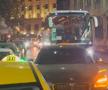 Un BMW pe avarii a blocat autocarul lui Manchester United în Capitală / Sursă foto: Twitter