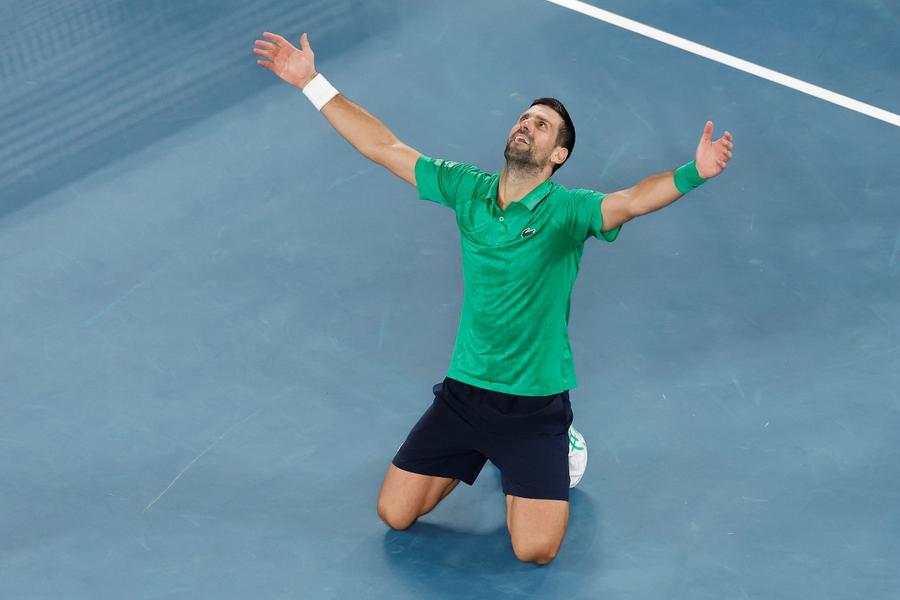 Novak Djokovic la finalul partidei cu Jannik Sinner FOTO Guliver/GettyImages Jennifer Capriati, adolescenta-minune a anilor 1990, plecăciune în fața lui Novak Djokovic la Australian Open: „E aproape un supraom”