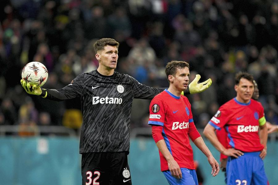 Amenințat că va fi scos din echipa de start, Ștefan Târnovanu a apărat foarte bine în partida cu Fenerbahce, scor 1-1 / FOTO: Cristi Preda (GSP.ro) Criza de portari pentru meciul cu Turcia » Cum explică Florin Prunea: „O regulă tembelă”