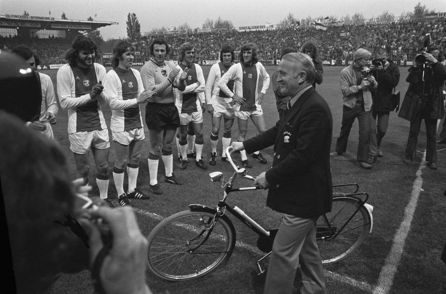 Ștefan Kovacs obișnuia să meargă cu bicicleta la antrenamentele lui Ajax Nepotul lui Ștefan Kovacs, interviu de colecție: „Bunicului îi era foarte teamă de Securitate!” + „Nu s-a «pupat» deloc cu Lucescu, iar Dinu a zis numai măgării”