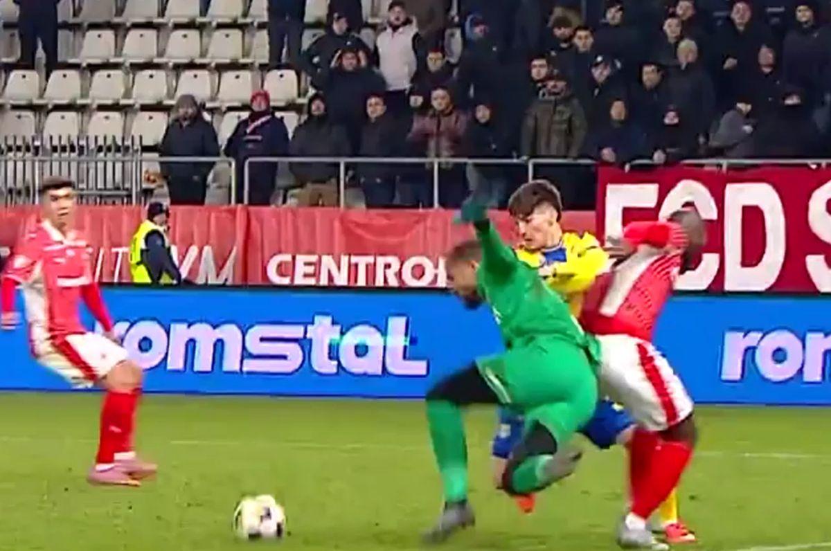 S-a încăpățânat să gafeze: Epassy, două greșeli la faza în care Petrolul a egalat-o pe Dinamo