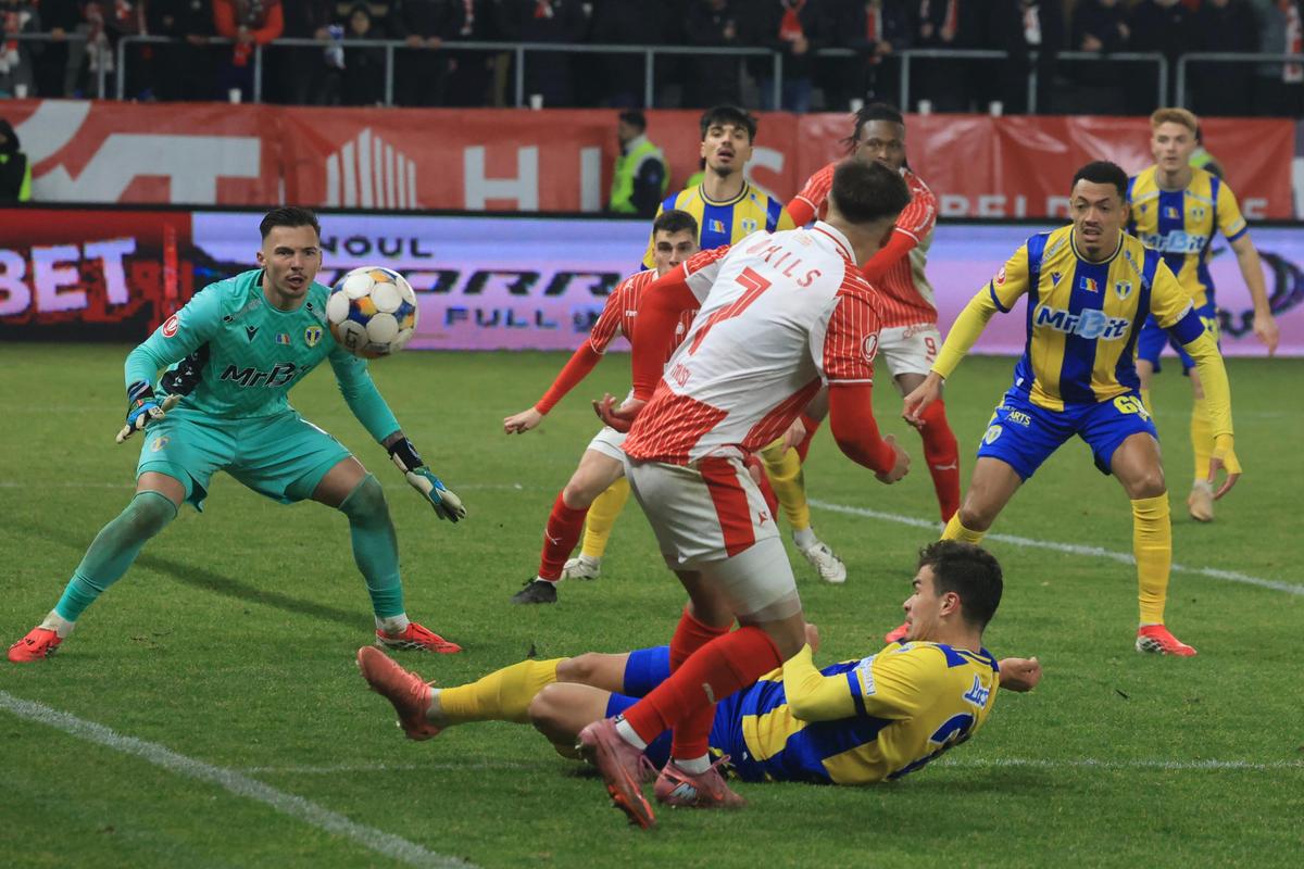 Veste proastă pentru Dinamo: titularul incontestabil s-a accidentat cu Petrolul » Cât va lipsi de pe teren