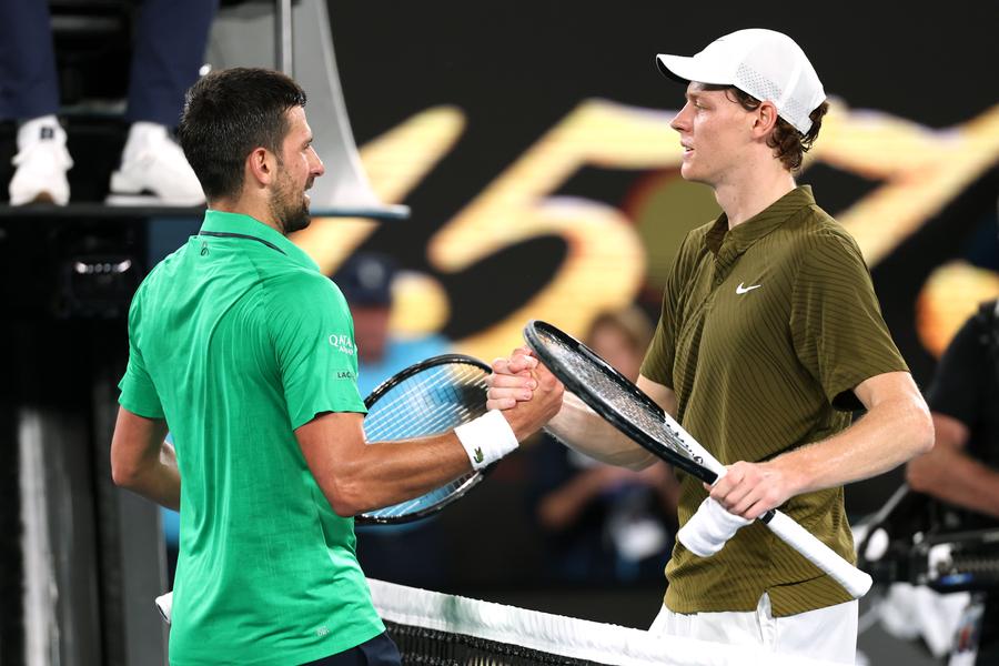 Novak Djokovic și Jannik Sinner la finalul semifinalei FOTO Guliver/GettyImages Jannik Sinner după înfrângerea în fața lui Novak Djokovic: „Doare!”