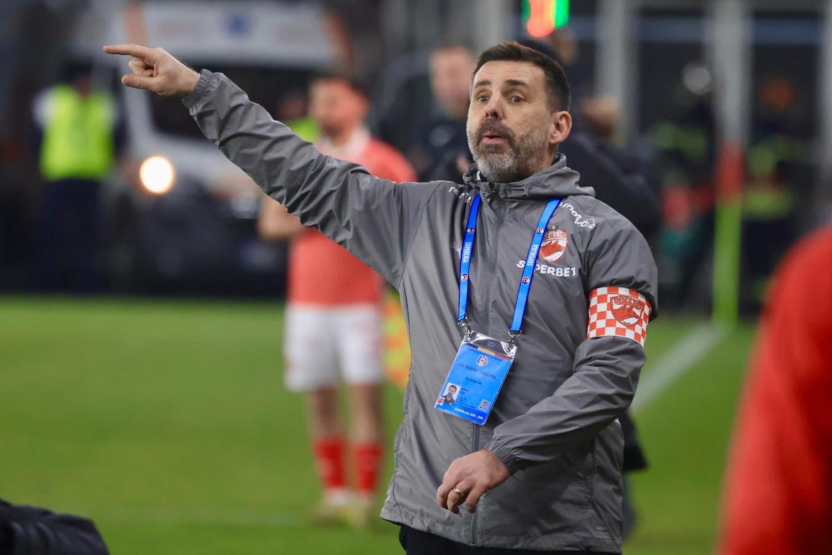 Încurcată de Petrolul, Dinamo umblă la „pușculiță”: „Suntem în discuții pentru apărare, mijloc și atac”