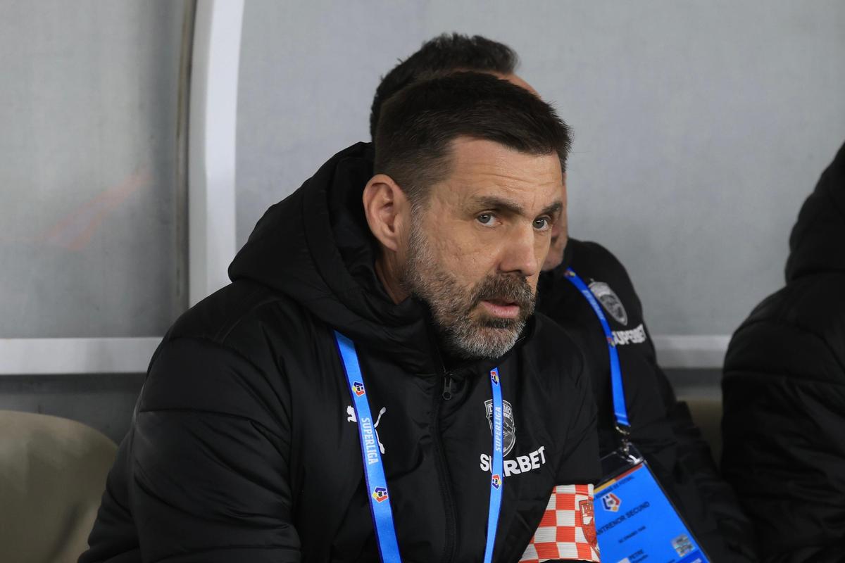 S-a încăpățânat să gafeze: Epassy, două greșeli la faza în care Petrolul a egalat-o pe Dinamo