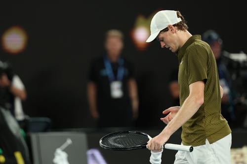 Jannik Sinner a părăsit terenul cu capul plecat FOTO Guliver/GettyImages
