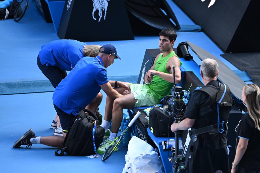 Carlos Alcaraz a avut probleme în semifinala cu Zverev // foto: Imago A beneficiat Carlos Alcaraz de tratament special în semifinala de la Australian Open? Ce spun specialiștii