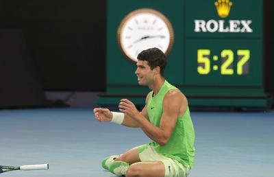 Carlos Alcaraz, triumfător în cea mai lungă semifinală din istoria Australian Open! Alexander Zverev a revenit de la 0-2 la seturi, dar nu s-a putut impune