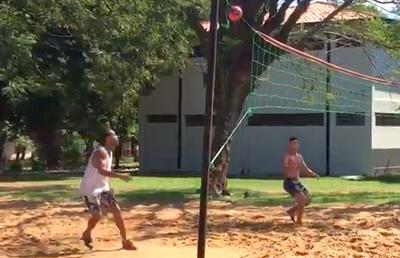 VIDEO Ronaldinho, magician și în închisoare » Atingeri de geniu într-un meci de fotbal-volei