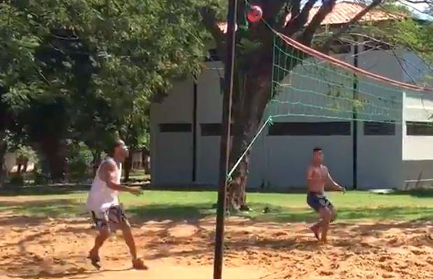 VIDEO Ronaldinho, magician și în închisoare » Atingeri de geniu într-un meci de fotbal-volei