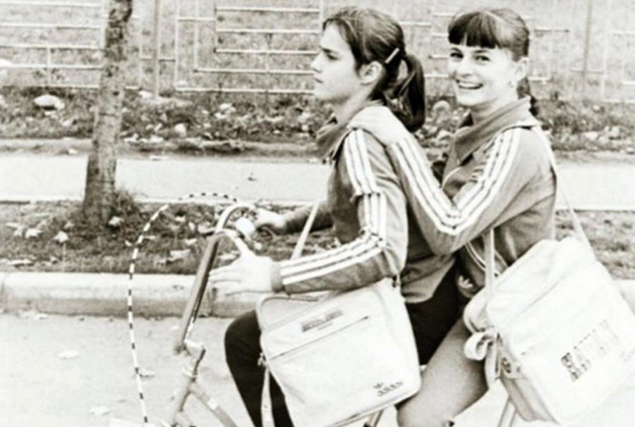 Nadia și Teodora Ungureanu, două prietene nedespărțite, în toamna lui 1976, pe străzile din București FOTO Arhiva Gazeta Sporturilor Calvarul trăit de Nadia Comăneci și colegele sale: „Bătute până la hemoragii nazale! Făcute vaci, imbecile, grăsimi plutitoare”