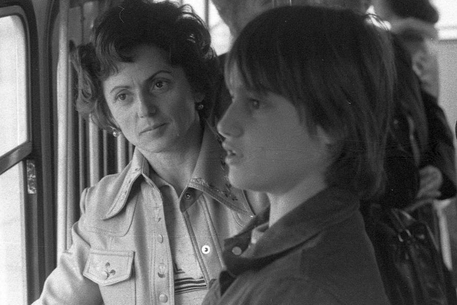 Nadia, alături de mama sa, Ștefania Comăneci, chiar în 1977, anul cu mari probleme pentru gimnastă FOTO Arhiva Gazeta Sporturilor Calvarul trăit de Nadia Comăneci și colegele sale: „Bătute până la hemoragii nazale! Făcute vaci, imbecile, grăsimi plutitoare”