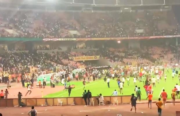 Prăpăd pe gazon după ratarea calificării la Mondial » Un oficial FIFA a murit la spital, după ce fanii l-au călcat în picioare
