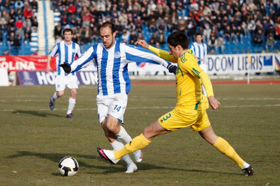 Georgian Păun (stânga), în duel cu Paul Papp, a marcat singurul gol pentru ieșeni în acel duel cu FC Vaslui Petre Grigoraș, detalii în premieră despre un episod straniu: „Am plecat de pe bancă pentru că am simțit că am fost trădat de jucători”