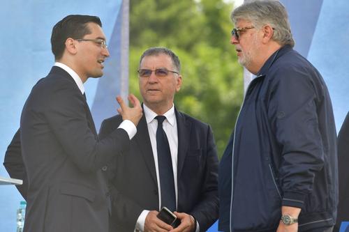 În centru, Valeriu Argăseală, președinte la FCSB // foto: Imago Images