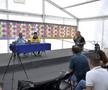 Momentul în care Gazeta Sporturilor i-a dăruit o undiță lui Christoph Daum / foto: Raed Krishan