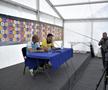Momentul în care Gazeta Sporturilor i-a dăruit o undiță lui Christoph Daum / foto: Raed Krishan