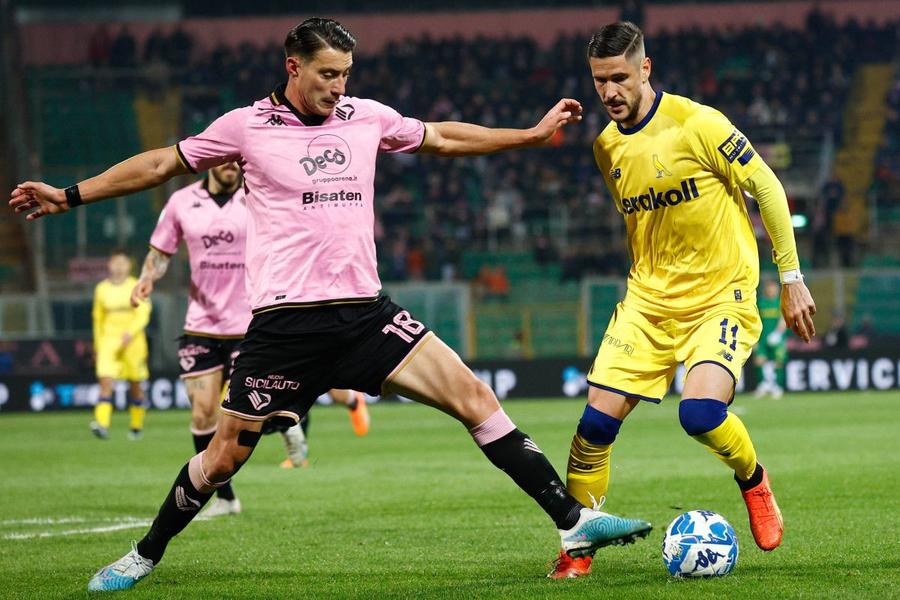 Ionuț Nedelcearu (stânga) Fundașul naționalei, pe făraș la echipa de club?! Anunțul presei: „Ar urma să plece”