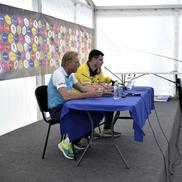 Momentul în care Gazeta Sporturilor i-a dăruit o undiță lui Christoph Daum / foto: Raed Krishan