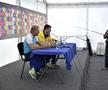 Momentul în care Gazeta Sporturilor i-a dăruit o undiță lui Christoph Daum / foto: Raed Krishan
