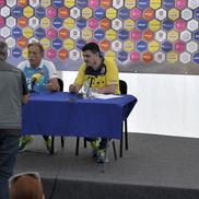 Momentul în care Gazeta Sporturilor i-a dăruit o undiță lui Christoph Daum / foto: Raed Krishan
