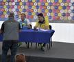 Momentul în care Gazeta Sporturilor i-a dăruit o undiță lui Christoph Daum / foto: Raed Krishan