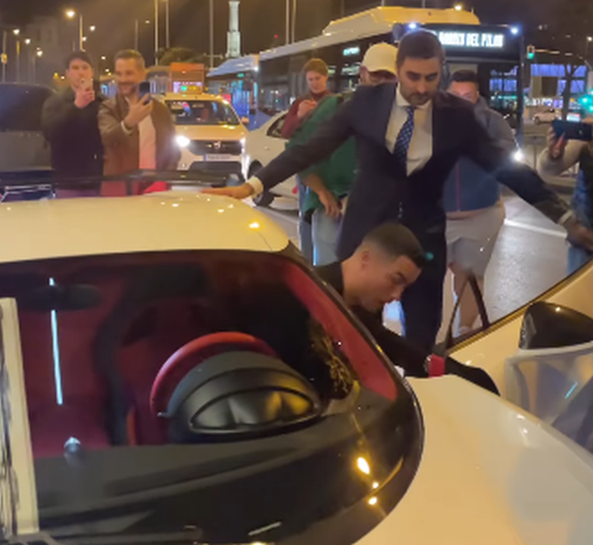 Cristiano Ronaldo (38 de ani), atacantul lui Al Nassr, a fost surprins pe străzile din Madrid cu una dintre „bijuteriile” sale din garaj, un Bugatti Centodieci în valoare de aproape 10 milioane de euro.