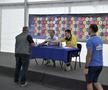 Momentul în care Gazeta Sporturilor i-a dăruit o undiță lui Christoph Daum / foto: Raed Krishan