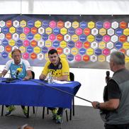Momentul în care Gazeta Sporturilor i-a dăruit o undiță lui Christoph Daum / foto: Raed Krishan