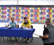 Momentul în care Gazeta Sporturilor i-a dăruit o undiță lui Christoph Daum / foto: Raed Krishan